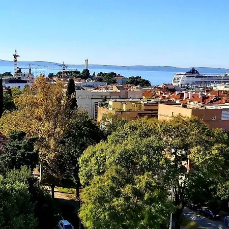 Διαμέρισμα 28 *